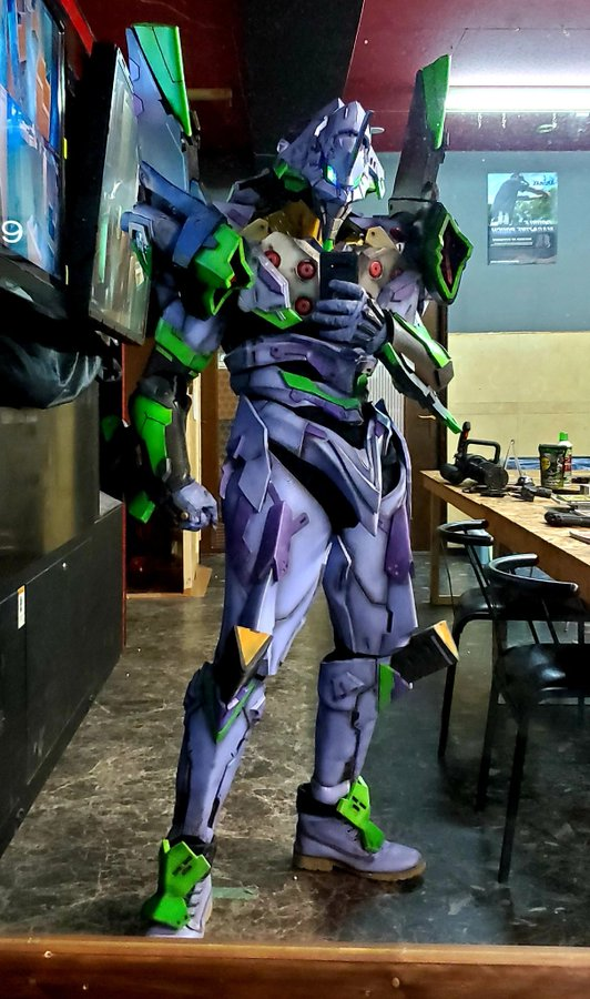 用EVA打造EVA！ 推主用巧拼制作出《新世纪福音战士》初号机Cosplay服装